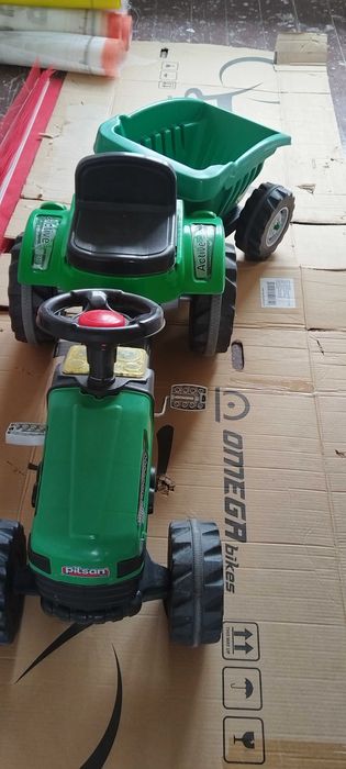 Детски трактор с педали