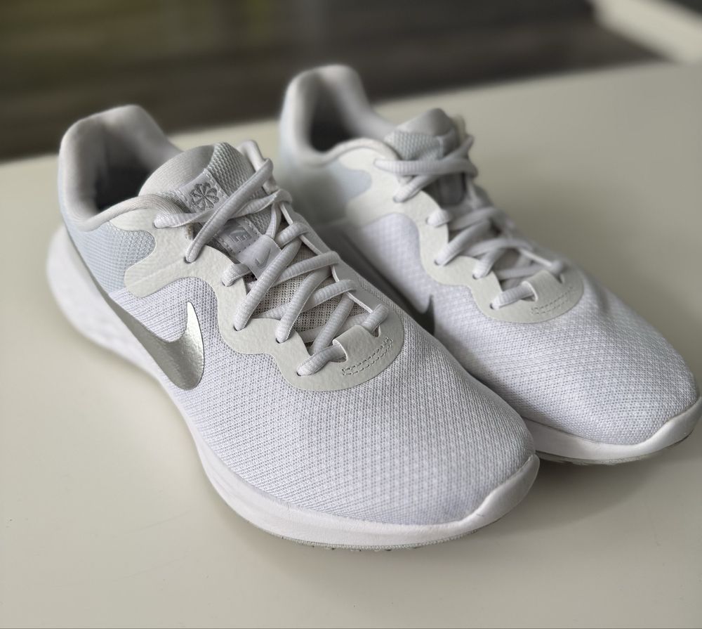 Дамски бели маратонки Nike