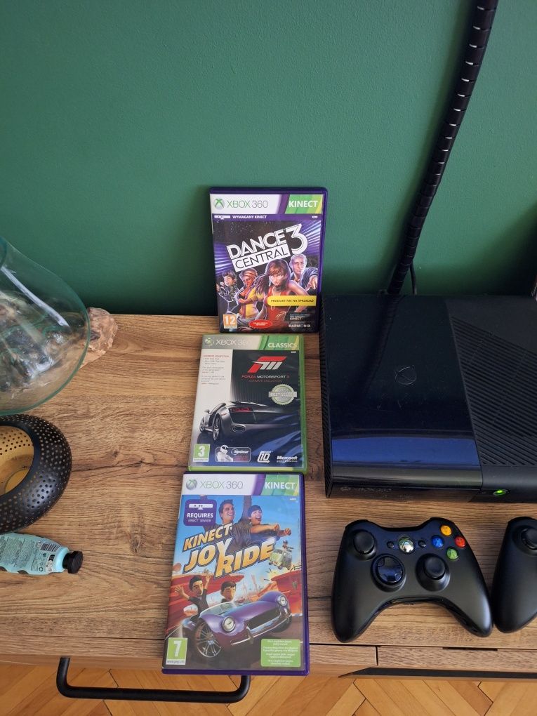 XBox 360 E doua manete + camera + jocuri incluse