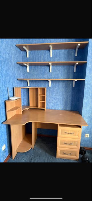 Компьютерный стол, полки