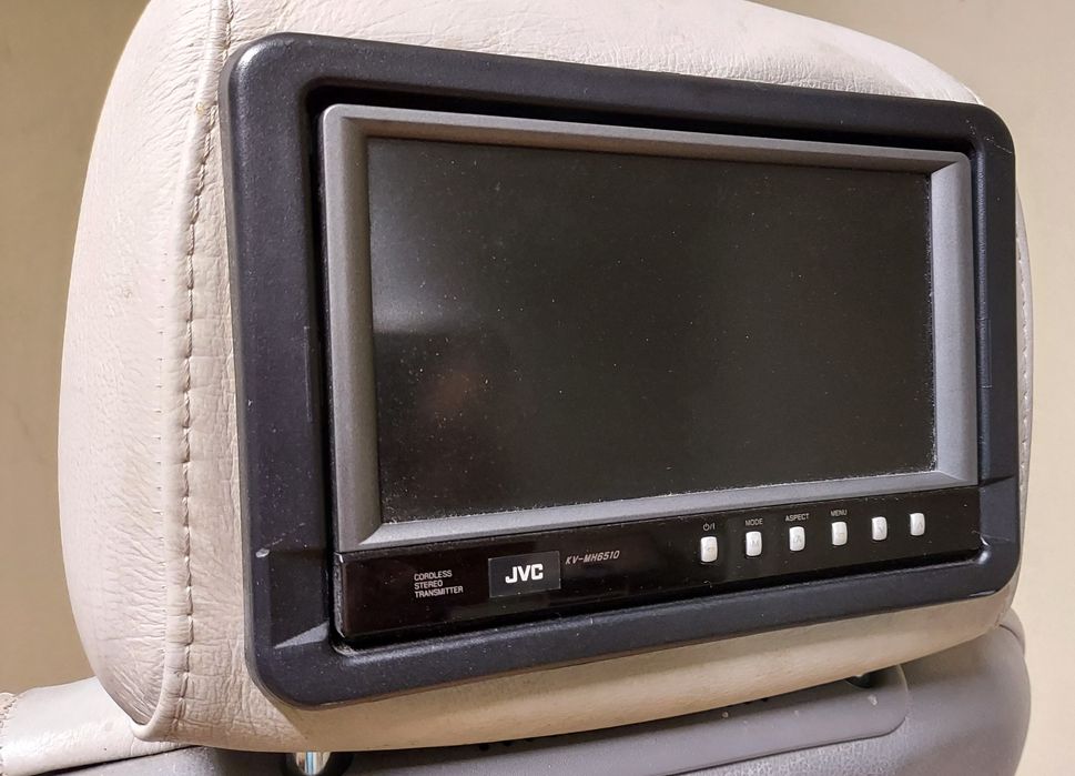 Автомобилни седалки с монитори. Кожени