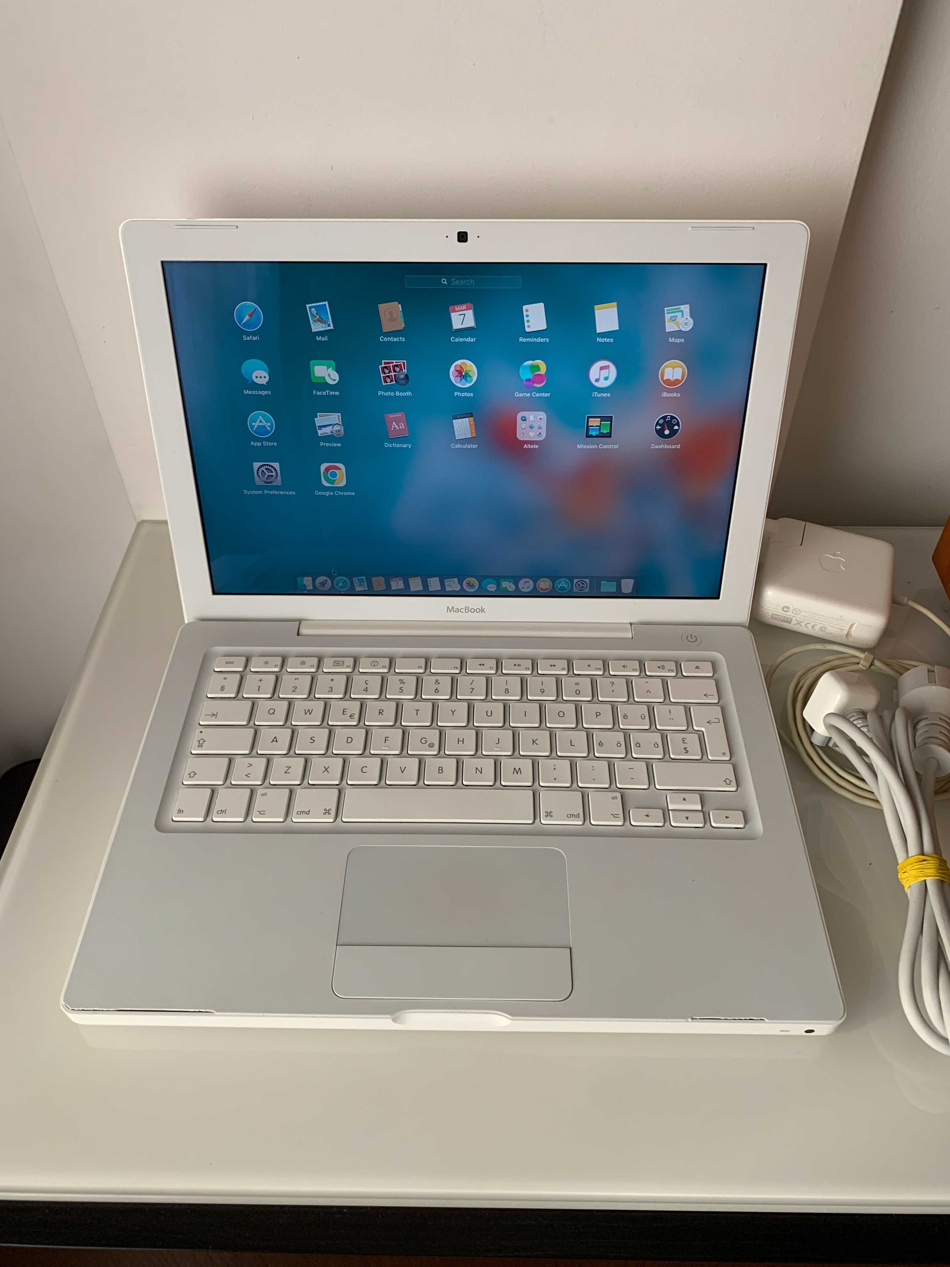 Apple MacBook 13” 2009 model A1181 165 cicluri white