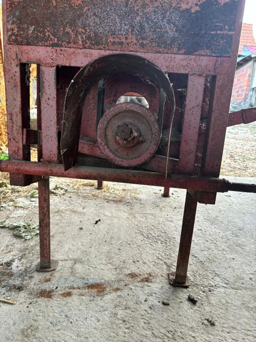 Vând mașină de depănușat porumb.