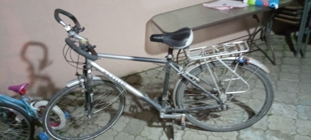 Vând bicicleta de adulți roti de 28 ploiest din aluminiu i