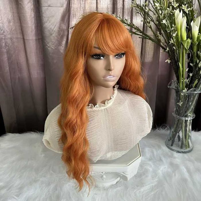 Оранжева вълнообразна перука с бретон