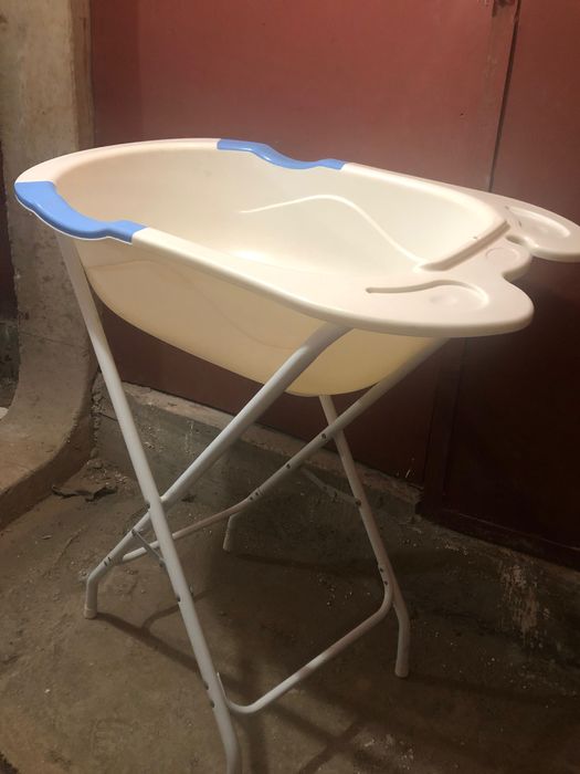 Cadita  cu suport si cu scurgere pentru bebelusi