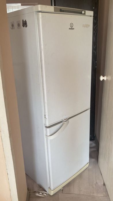 Продаю холодильник Indesit.