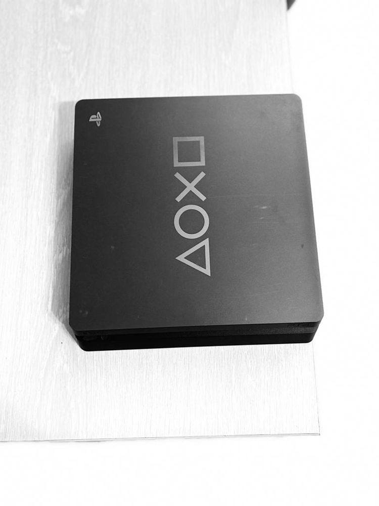 Vând Play Station 4 Limited Edition 1TB