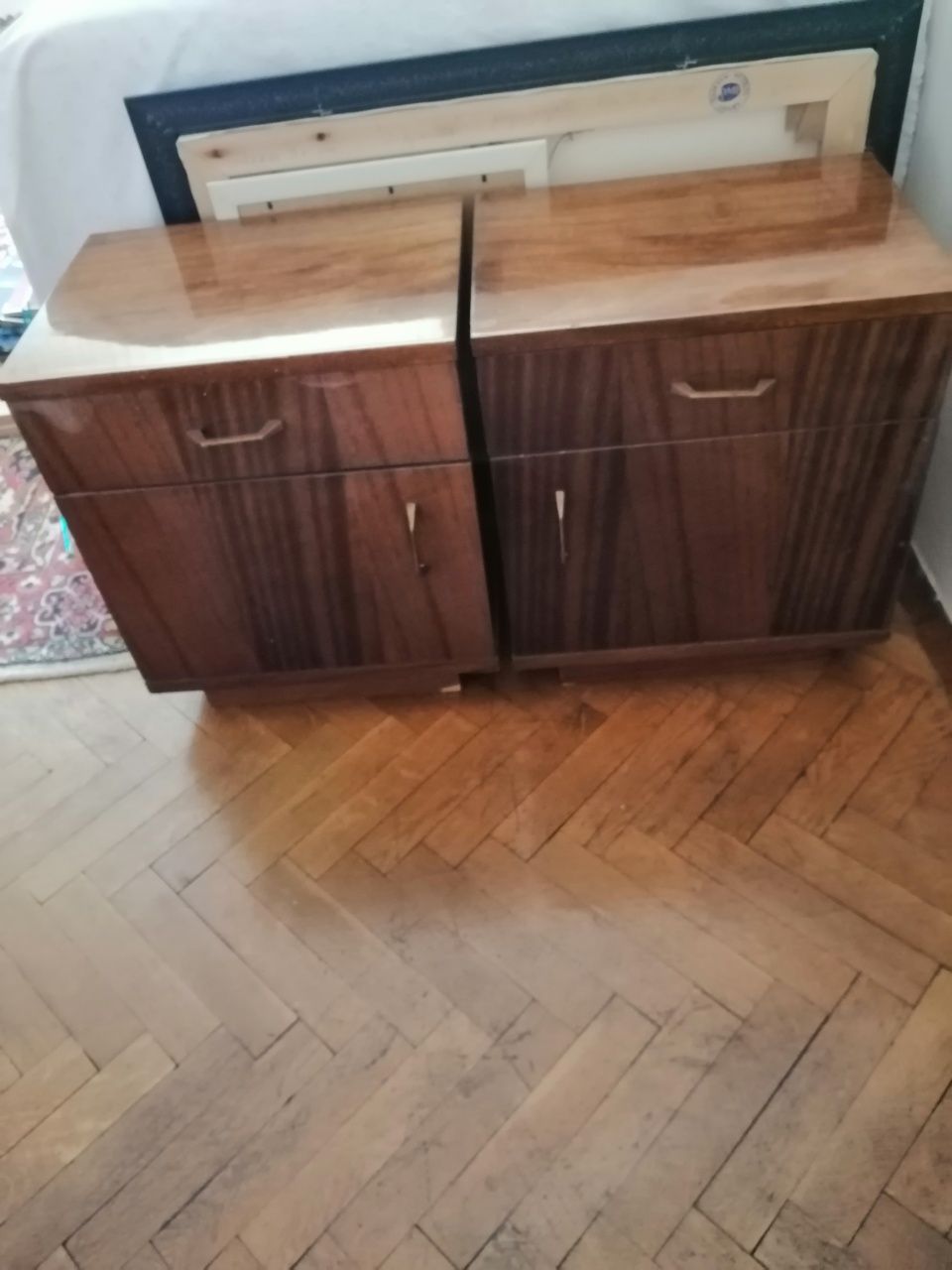 Продавам тоалетка с огледало + две нощни шкафчета