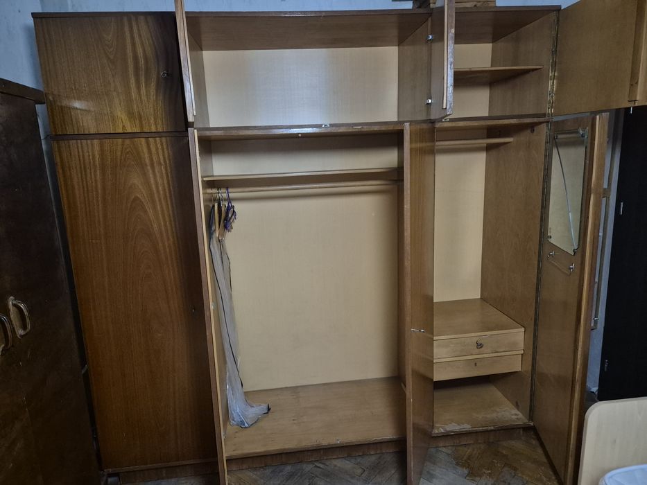 Дървен гардероб с 4 крила