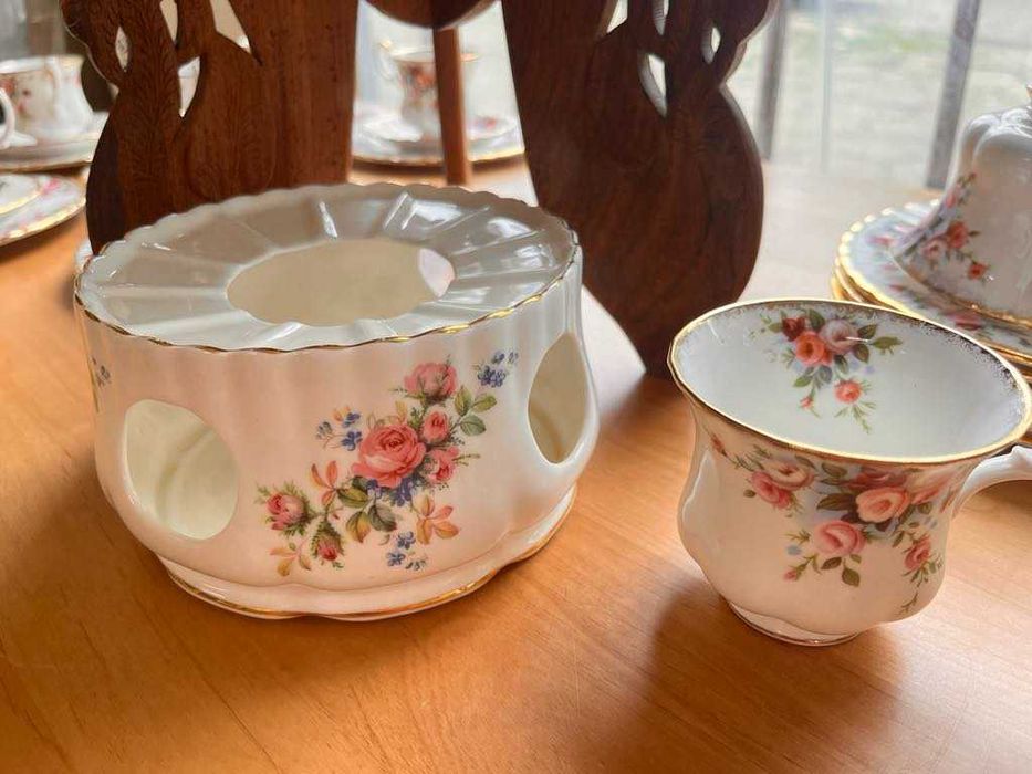 на части Royal Albert