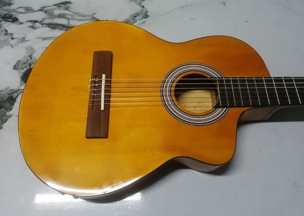 Обмен Эл акустическая Нелон гитара.