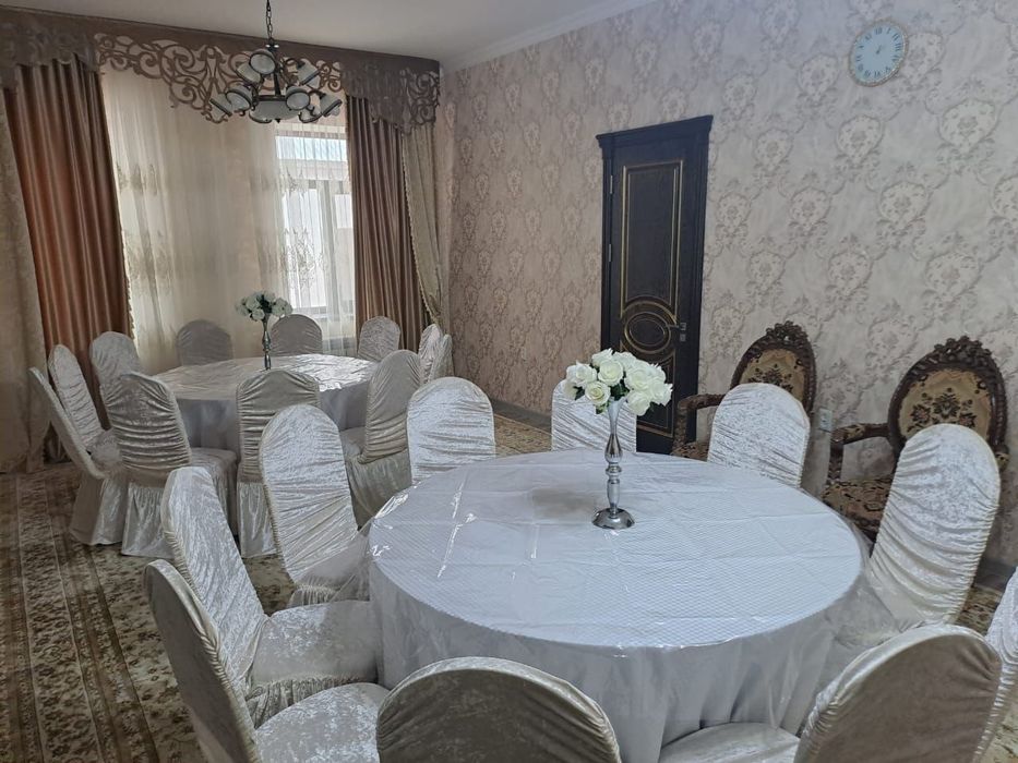 Стол стулья посуда