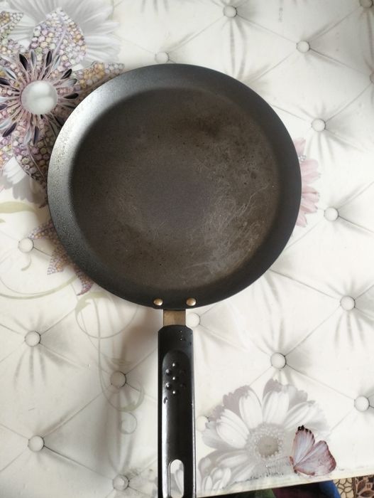 Продам блинницу  почти новую. В идеальном состояний.диаметр 22.