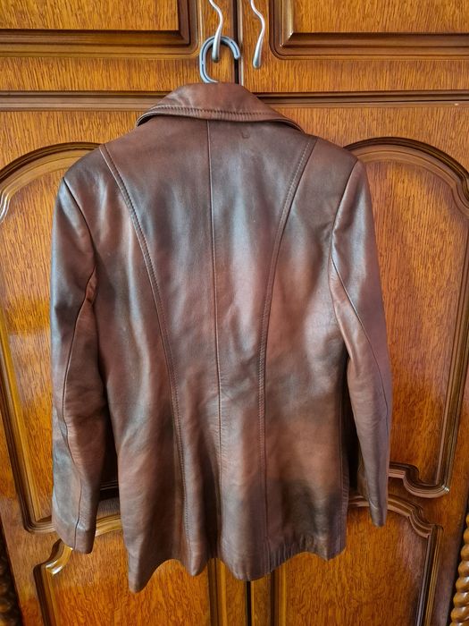 Vând geacă de piele femei  ,mărime38- 40 ,, făină,  preț 180 lei