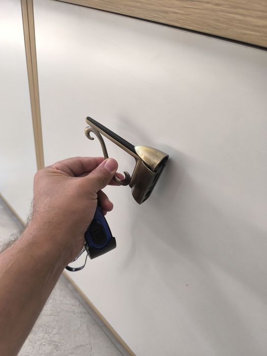 Kronshteyn, krepleniye,ugolok, kryuchok,burchak devorga.