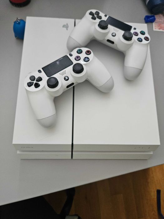 Playstation 4 с 2 контролера