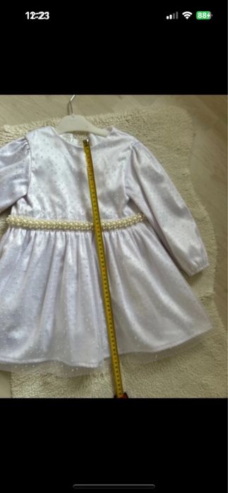 Rochita alba potrivita pentru serbare sau evenimente speciale