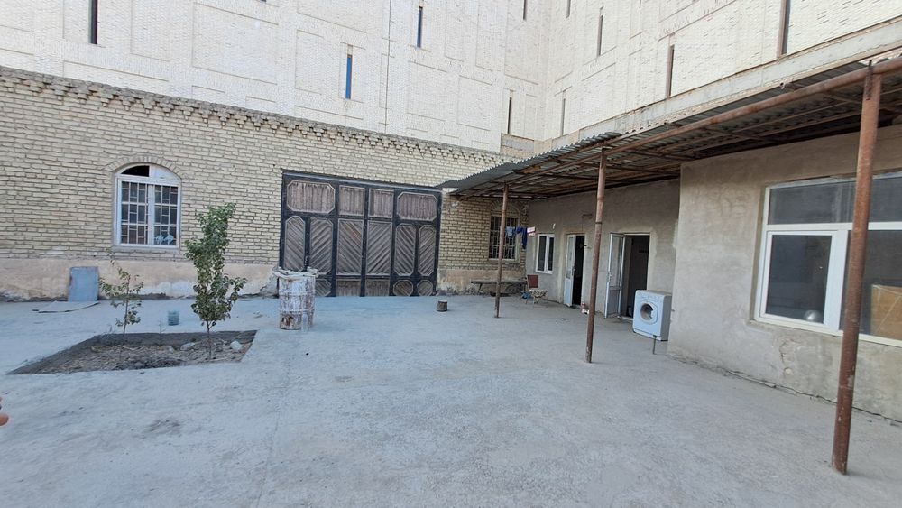 Bino sotiladi  shaxar markazida.Бино сотилади шахар марказида.