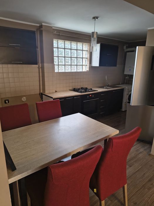 Închiriez apartament cu 3 camere