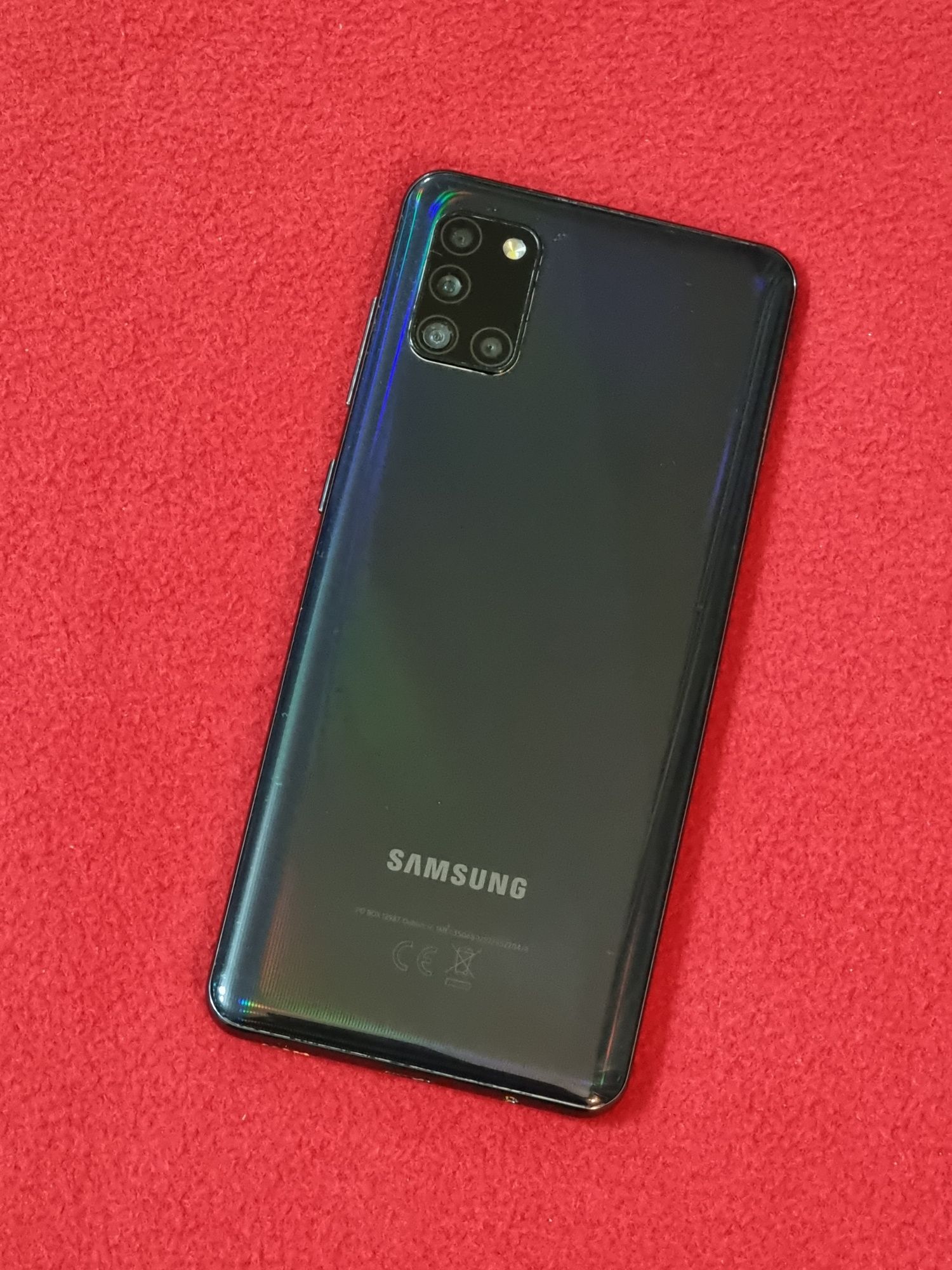 Samsung Galaxy A31 Negru 64Gb, are o fisura subțire în partea de jos.