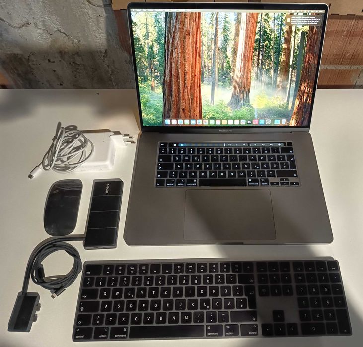 MacBook Pro 16, i7, 32GB RAM + Accesorii-perfect estetic si functional