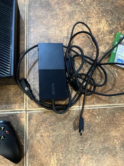 XBOX ONE 1TB+2 controller+fifa23/17/24+minecraft+gta5