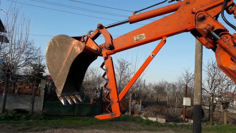 Багер, челен товарач с копател