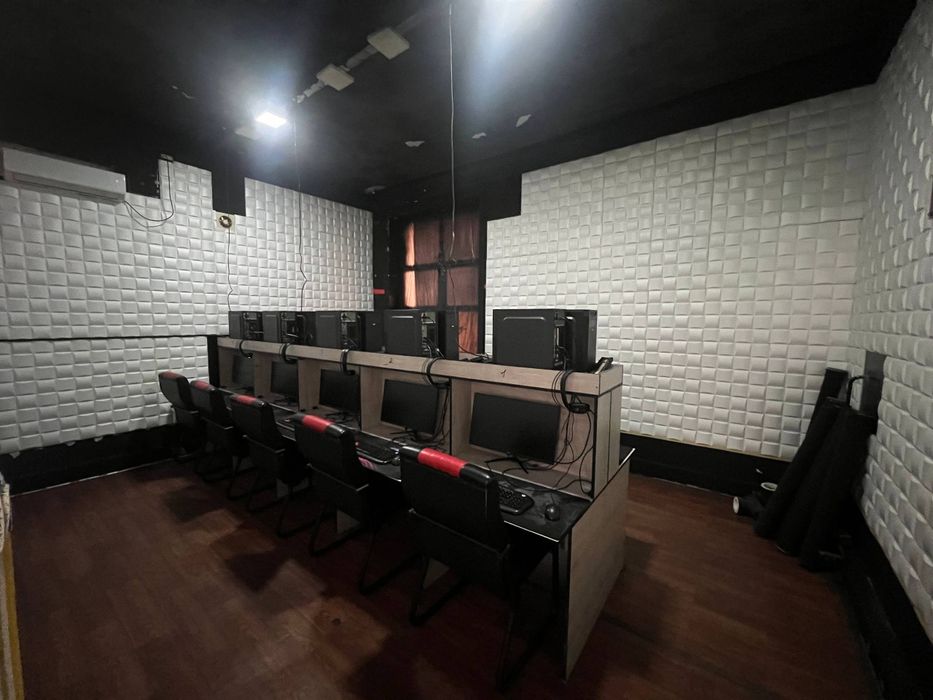 Продается стол для 10 компьютеров.