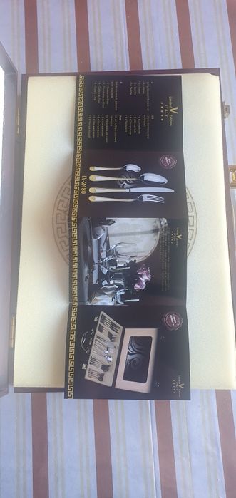 Vand tacâmuri sant noi in cutie.