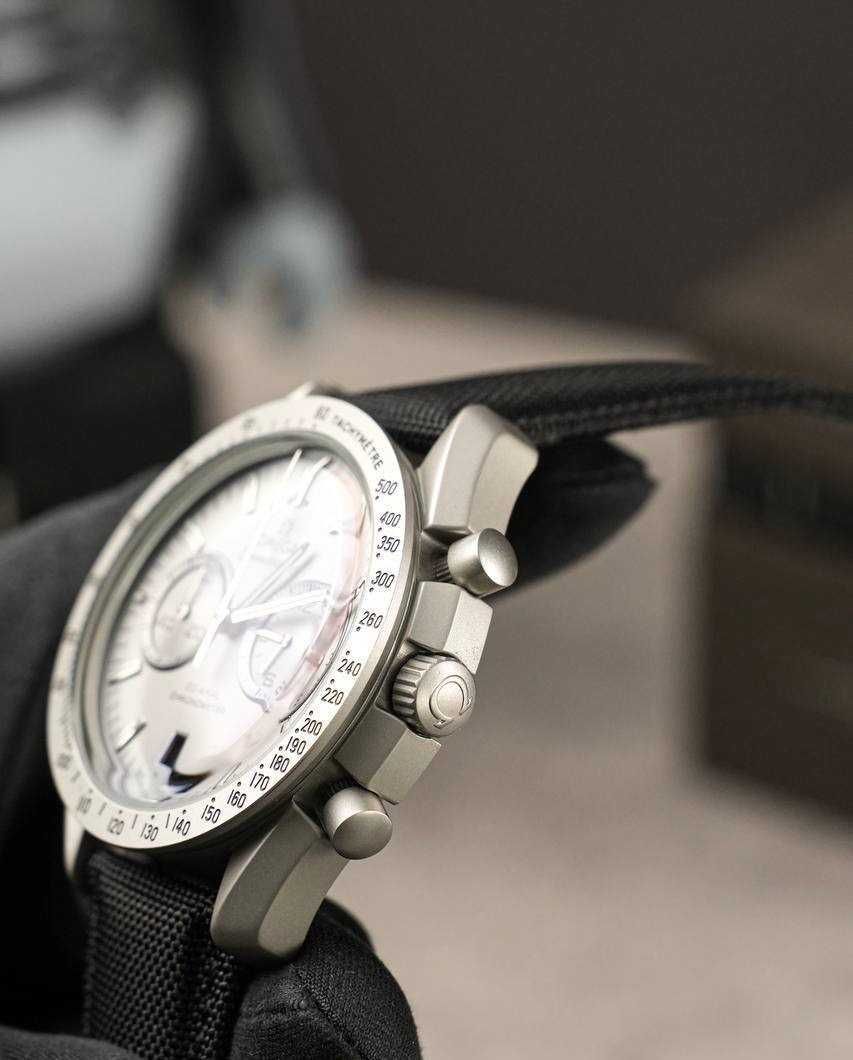 omega speedmaster сиво / хроно