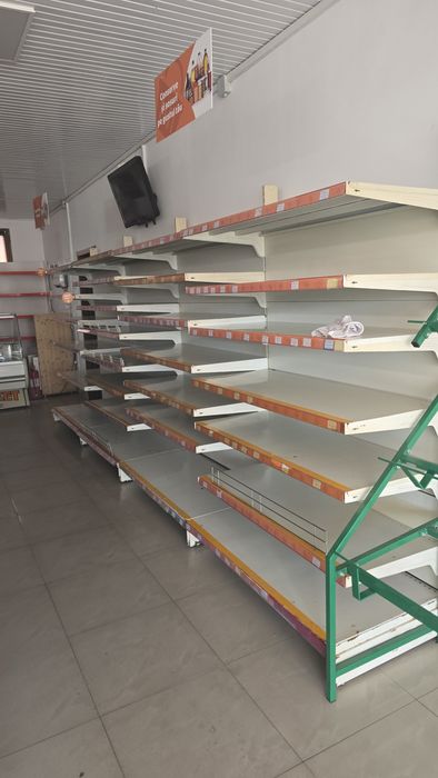 Rafturi de magazin