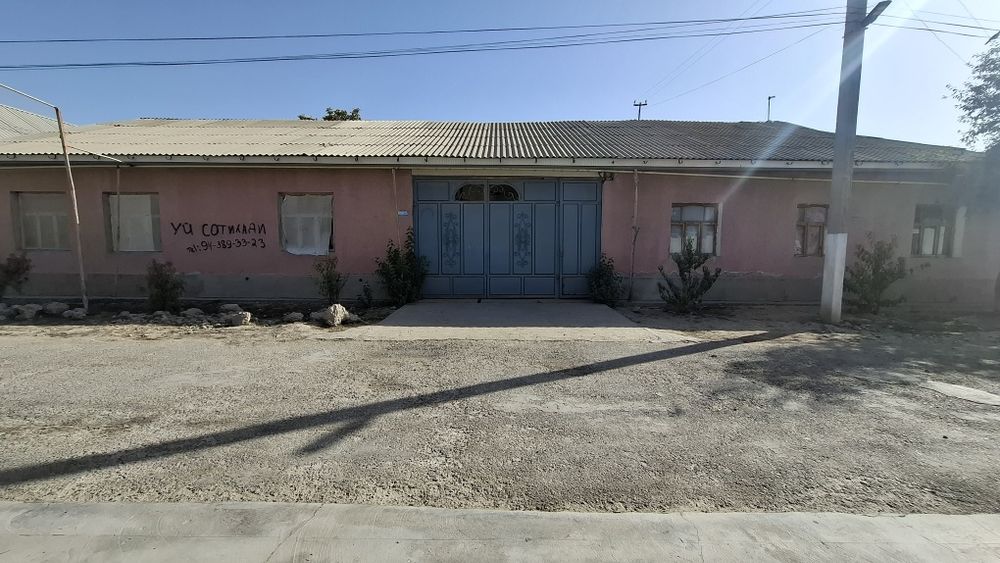 Hovli uy sotiladi.
