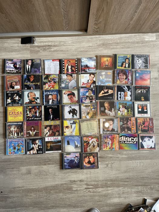 86 CD uri muzica, nu sunt originale!