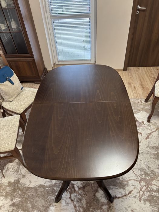 Интерирона дървена маса с 6 стола, не са използвани почти