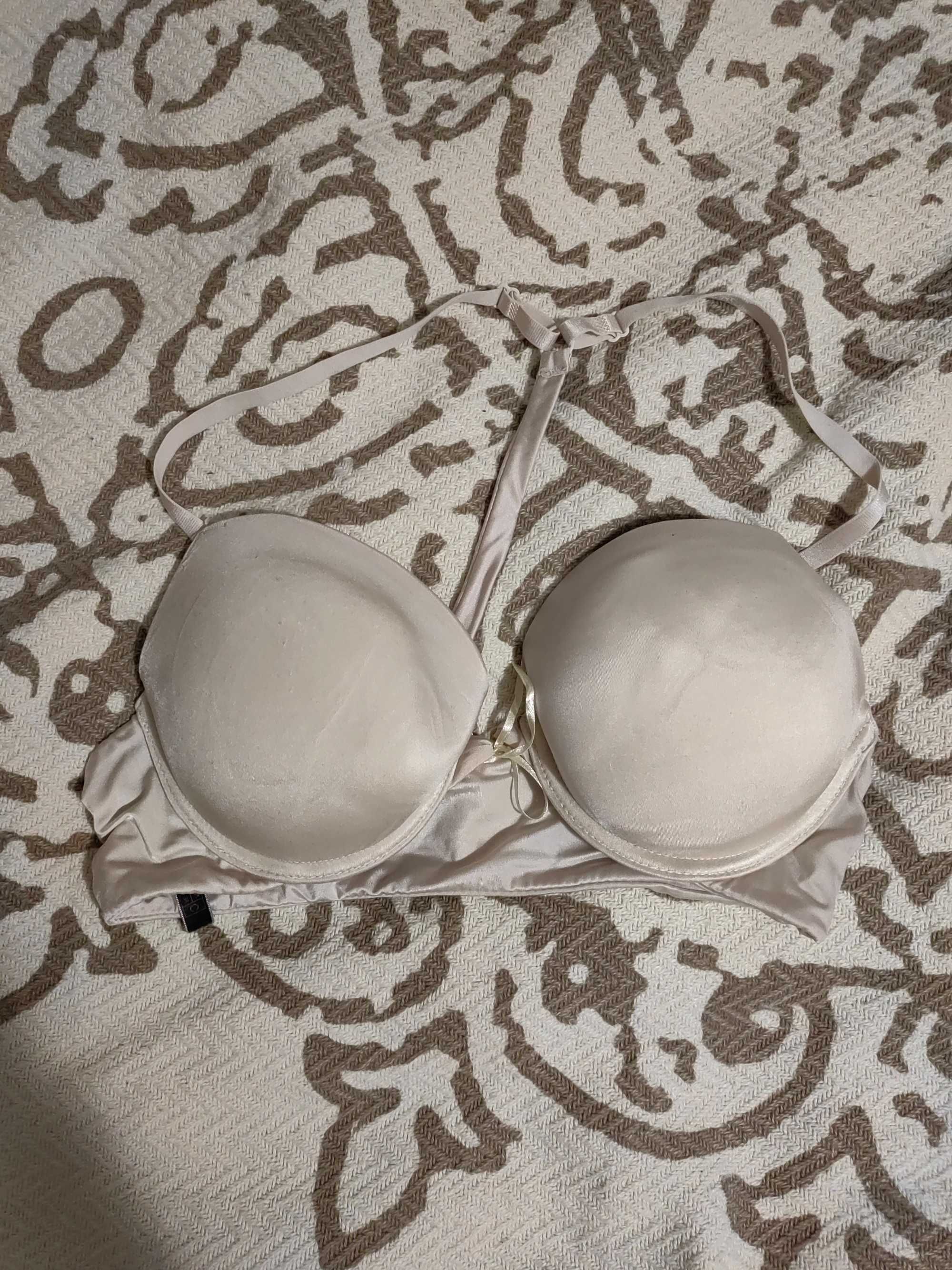 Сутиени, корсети, комплекти Victoria Secret. Различни модели.