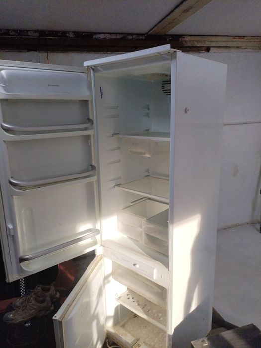 Продам двухкамерный холодильник Ariston