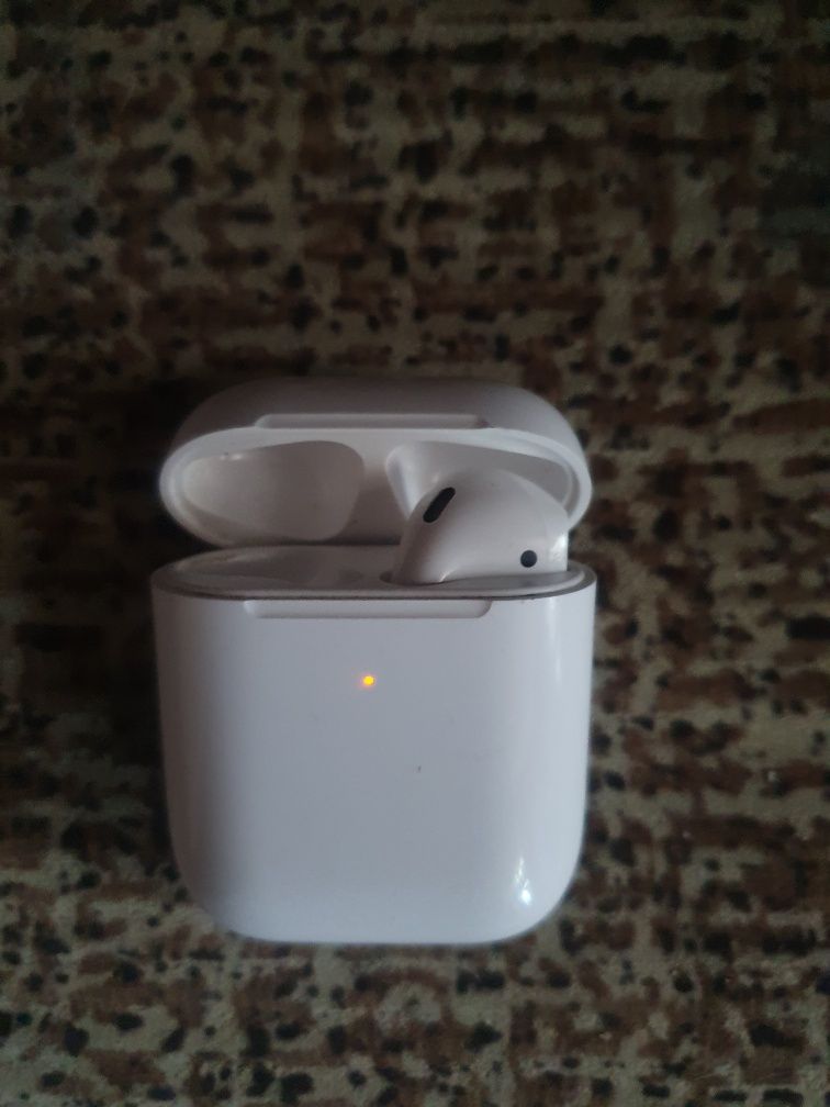 Airpods кейс и правый наушник