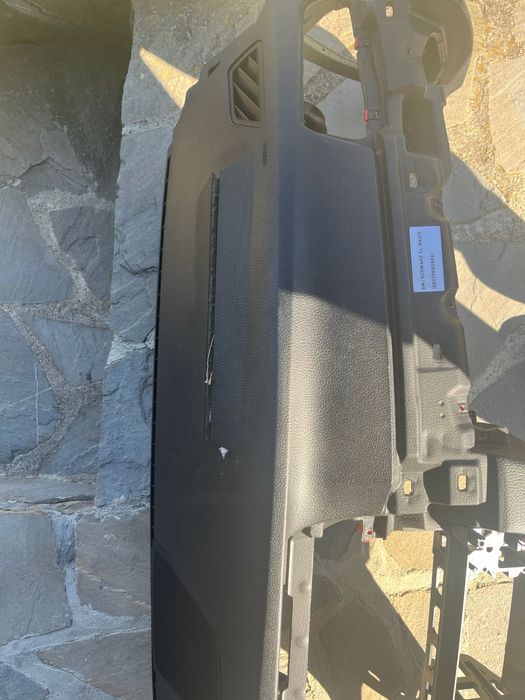 Planșă de bord BMW F10 – cu airbag sărit, necesită coasere