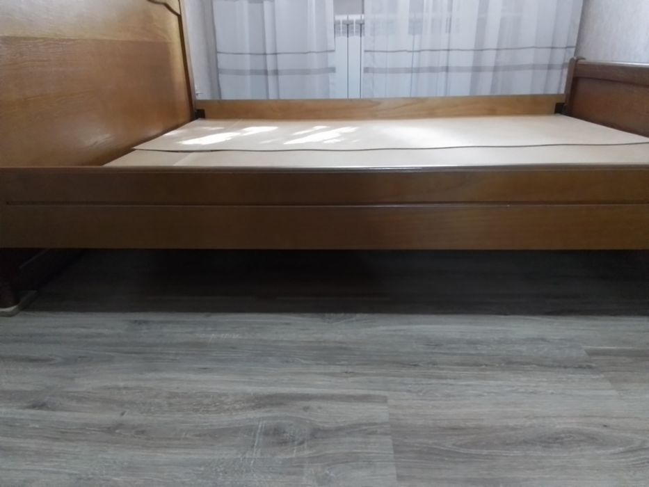 Кровать деревянная