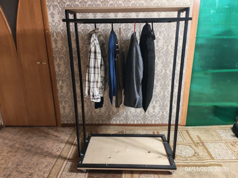 Напольная вешалка