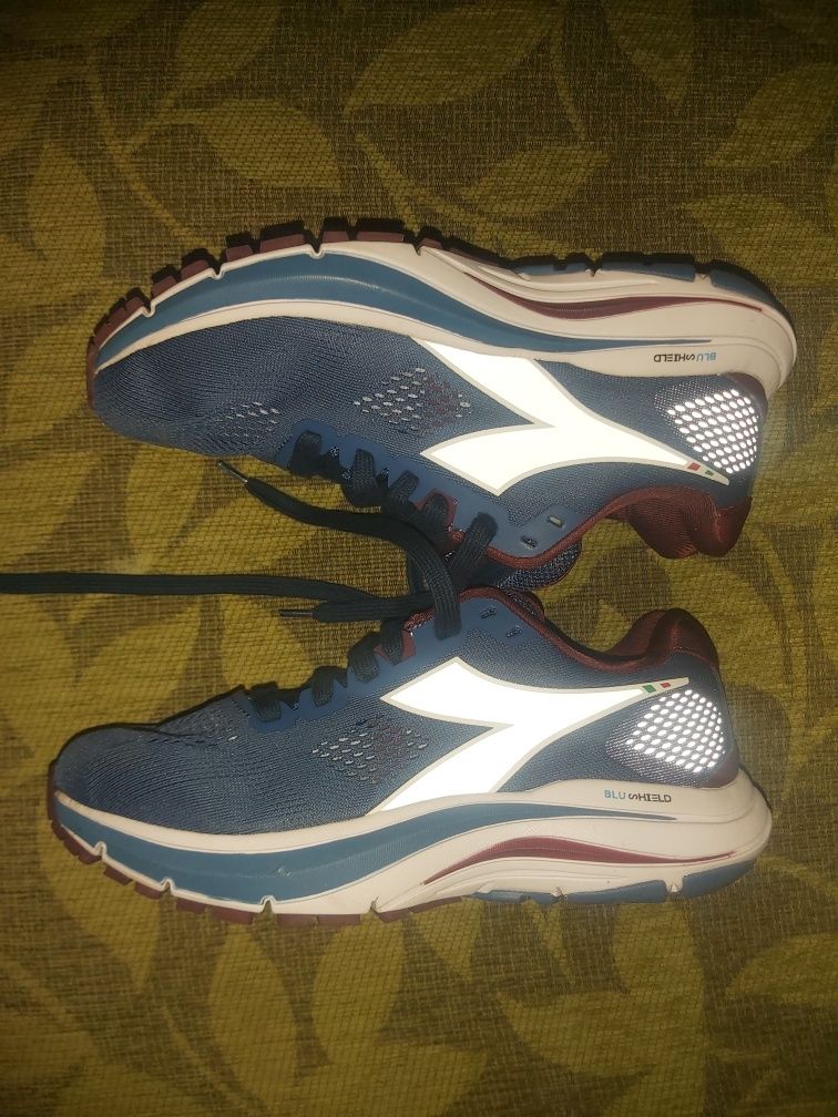 Маратонки HOKA, Nеw Balance и Diadora