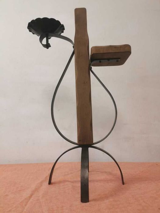 Scrumiera pe suport de flori