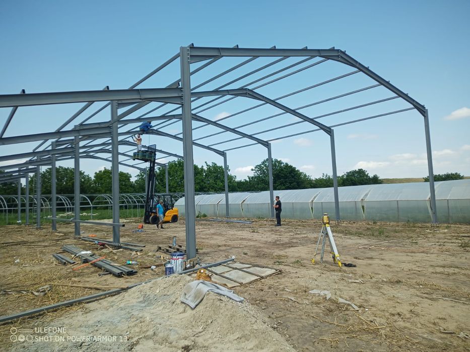 Vand hala metalica 12X20 metri cu panouri sandwichi