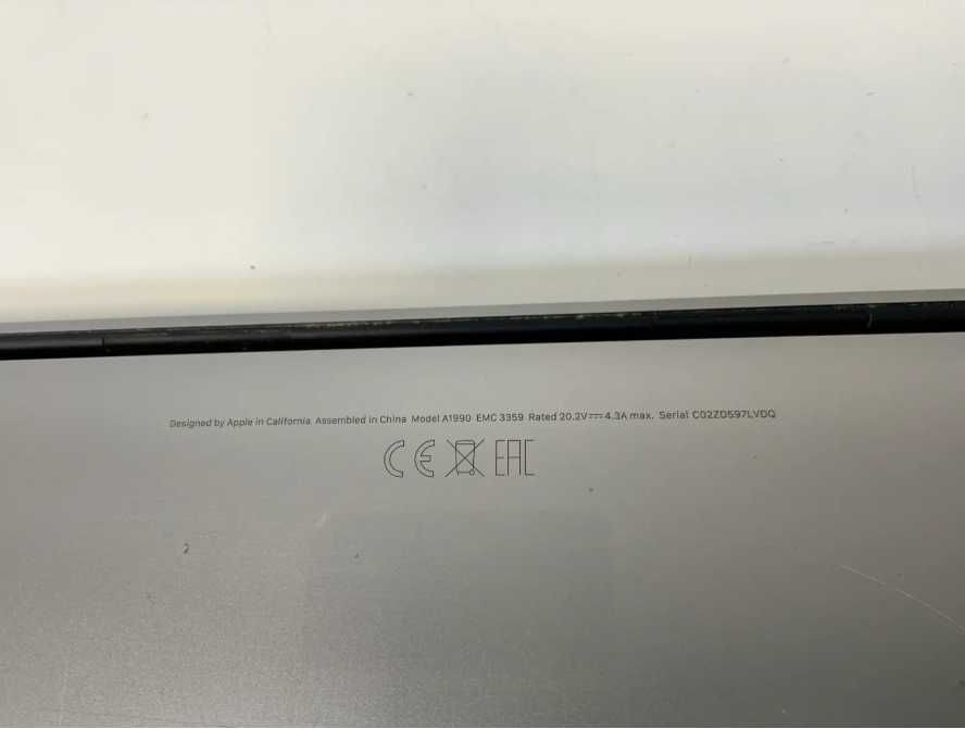 Apple MacBook Pro 15.4", Core i7 a 9-a generație, 32 GB RAM, 251 GB