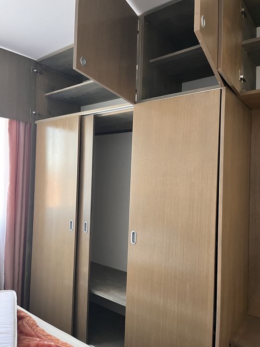 Dulap mare cu spațiu generos de depozitare – stare excelentă