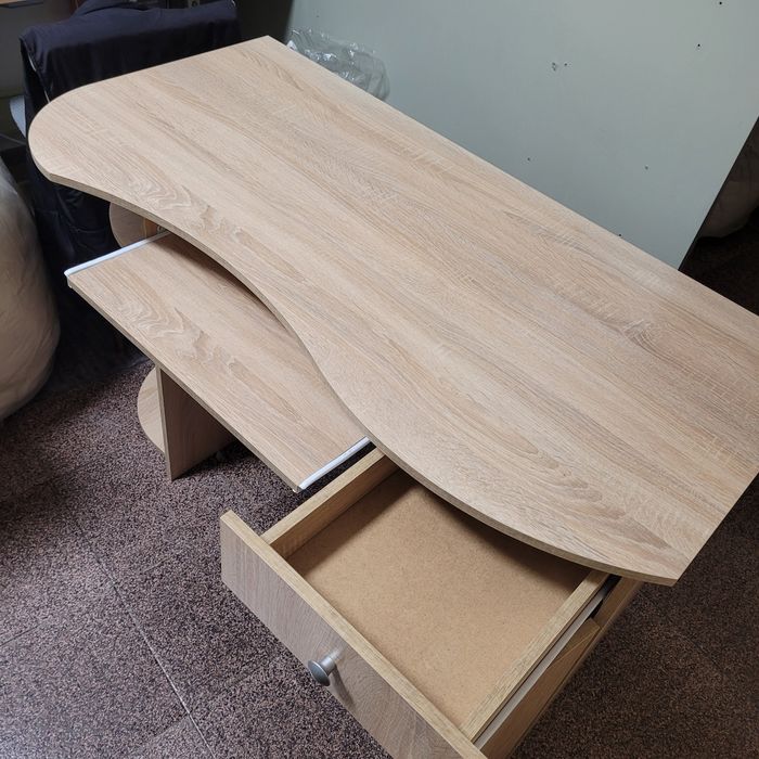 Ученическо бюро с поставка за клавиатура