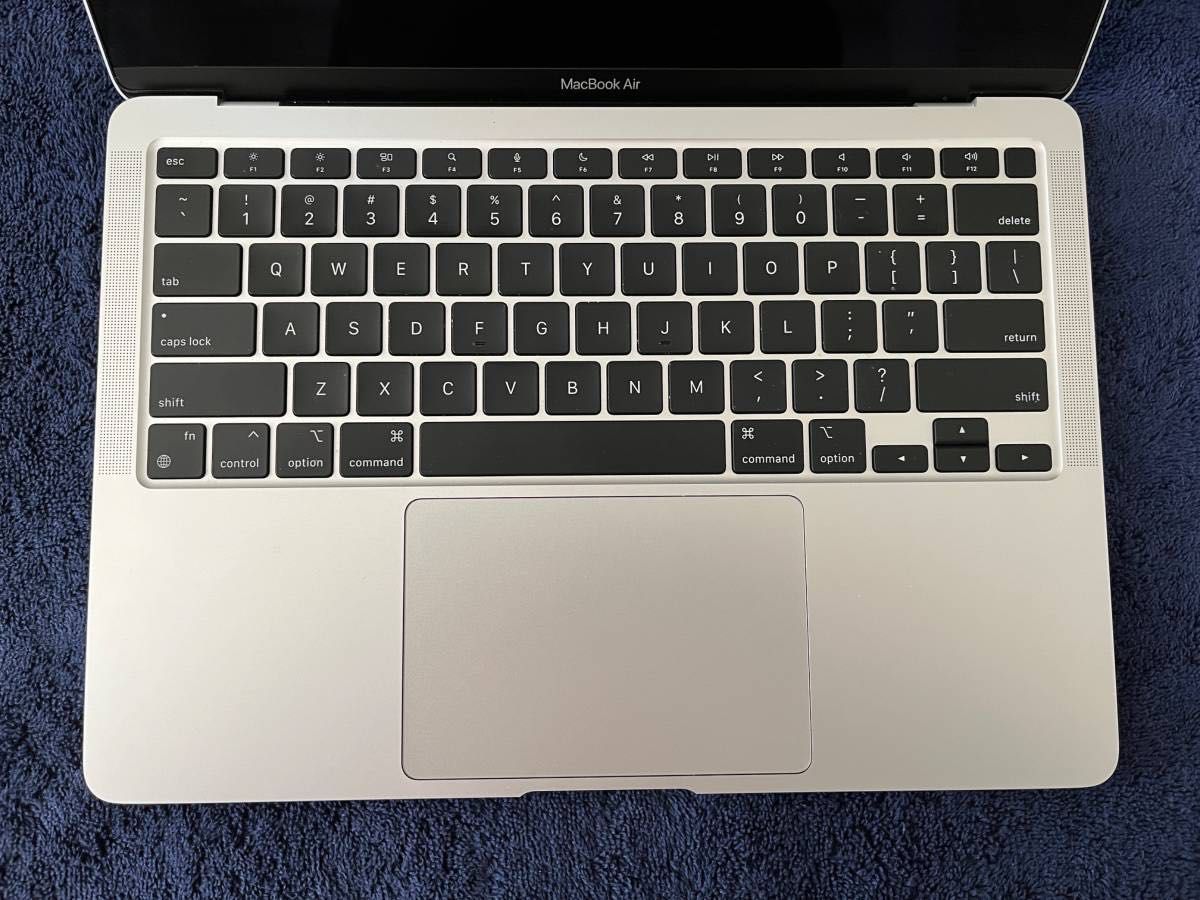 MacBook Air M1, 8GB RAM, 256 GB + Чанта за модела