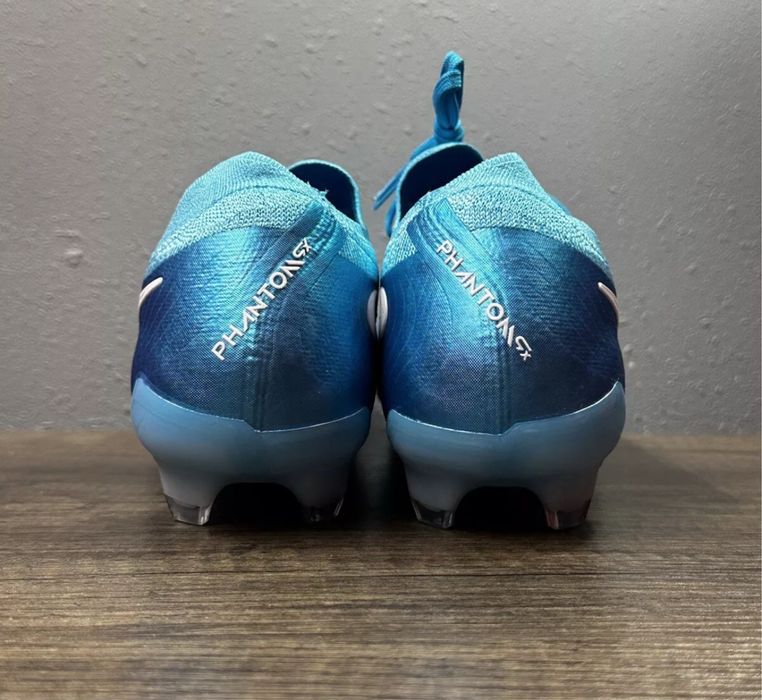 Футболни бутонки Nike Phantom