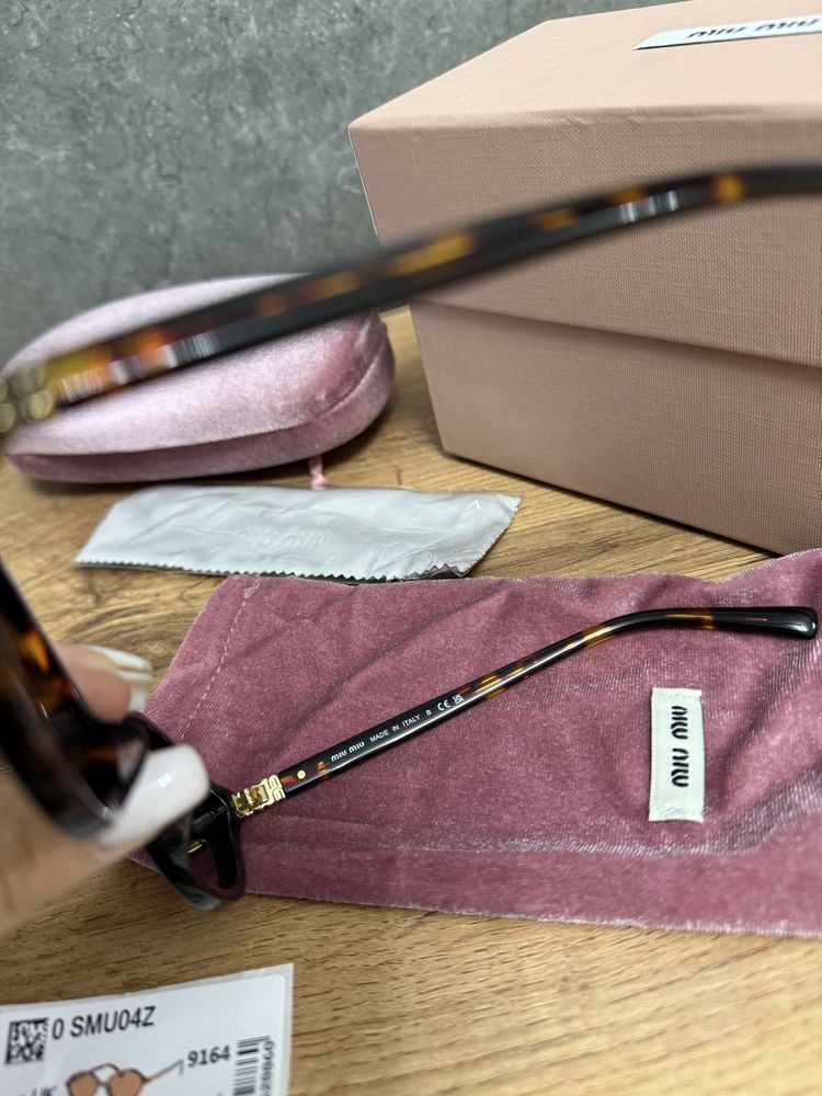 Солнцезащитные очки Miu Miu 2025